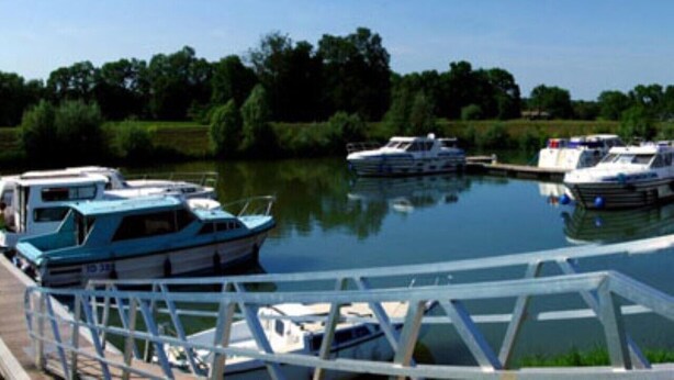 A marina with several boats docked. - Detached house on large plot of land near Jura and wine route (Vielverge)