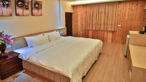 Escrivaninha, quartos à prova de som, Wi-Fi de cortesia, roupa de cama