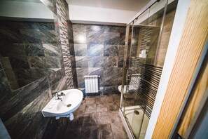 Værelse til 4 personer | Badeværelse | Bruser, håndklæder, Toiletpapir