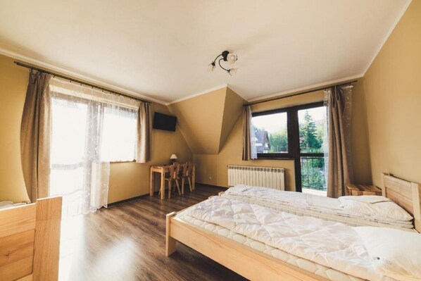 Triple Room | Free WiFi, bed sheets