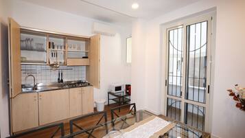 Appartamento Luxury, 2 camere da letto | Cucina privata | Frigorifero, microonde, piano cottura, macchina per caffè espresso