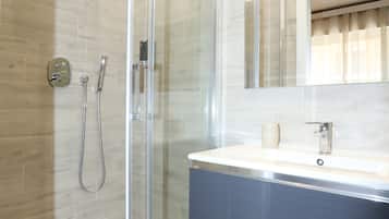 Quarto luxo | Banheiro | Chuveiro, chuveiro com efeito de chuva, produtos de toalete grátis