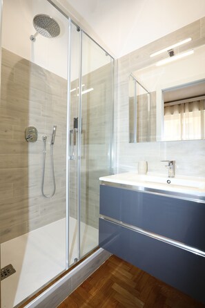 Habitación Deluxe | Baño | Ducha y cabezal de ducha tipo lluvia