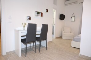 Egyptian cotton sheets, premium bedding, down duvets, pillow-top beds - Unique Luxury Apartment and Rooms (Rome)