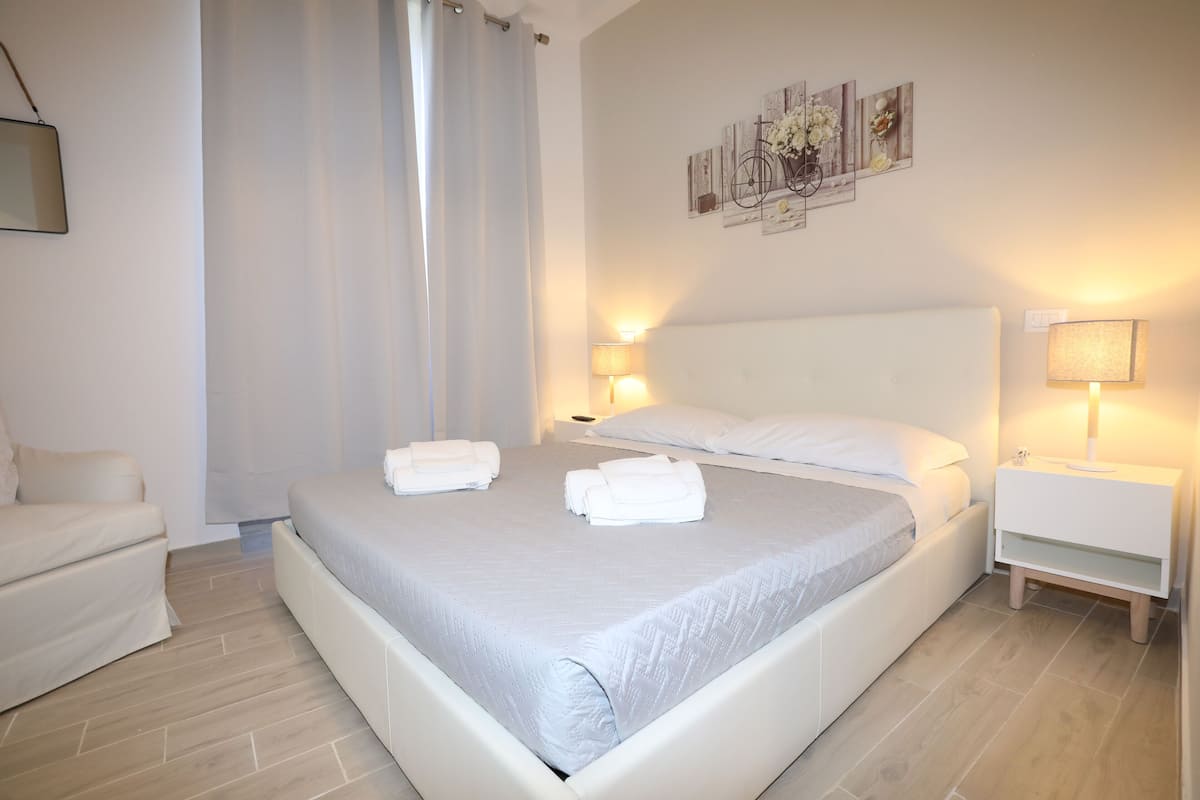 Deluxe Suite, 2 Bedrooms | 1 bedroom, Egyptian cotton sheets, premium bedding, down comforters