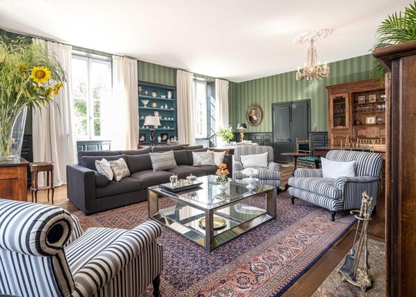 TV, fireplace, DVD player, books