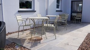 Outdoor dining - The Globe Angle (Pembroke)