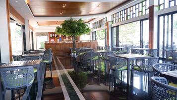 Breakfast, lunch, dinner served; local and international cuisine