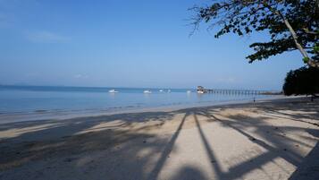 Di pantai, pasir putih, payung, tuala pantai