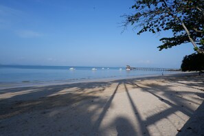 在海滩、白沙、海滩遮阳伞、沙滩毛巾