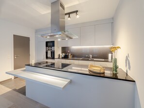 Departamento, 2 habitaciones (Saint Jean - Brugge II) | Cocina privada | Refrigerador con congelador, microondas y parrilla de estufa