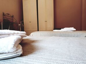 Chambre Standard avec lits jumeaux | Literie de qualité supérieure, couette en duvet d'oie, surmatelas