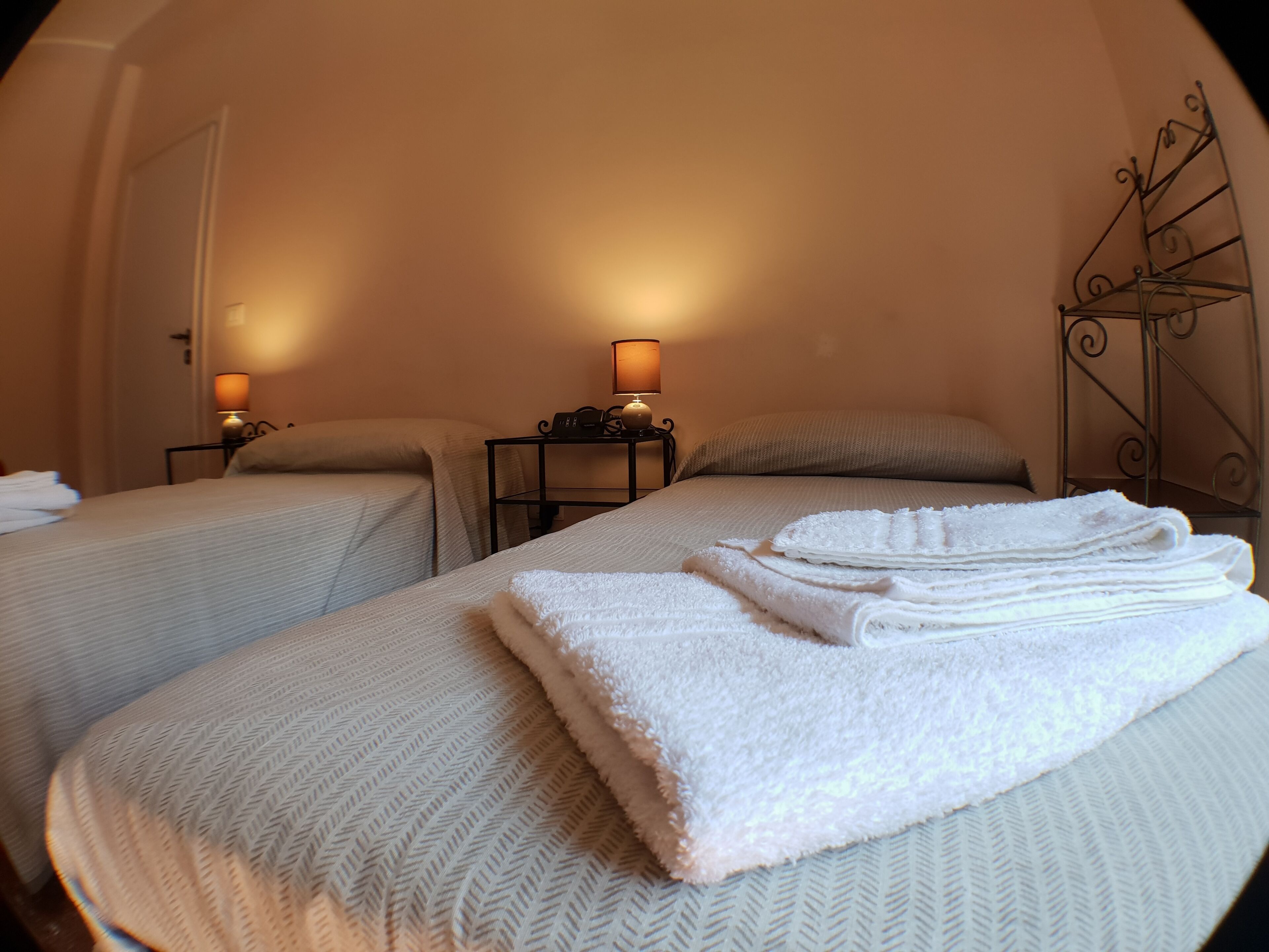 Chambre Standard avec lits jumeaux | Literie de qualité supérieure, couette en duvet d'oie, surmatelas