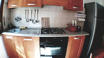 Frigorifero con congelatore, forno, piano cottura