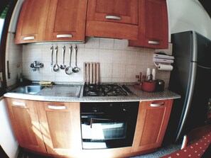 大型冷蔵庫、オーブン、コンロ、エスプレッソマシン