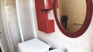 Shower, rainfall showerhead, free toiletries, hair dryer