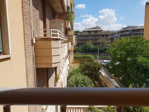 スーペリア ダブルルーム バルコニー ガーデンビュー | 施設の正面