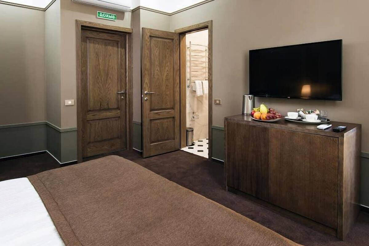 Egyptian cotton sheets, premium bedding, minibar, in-room safe