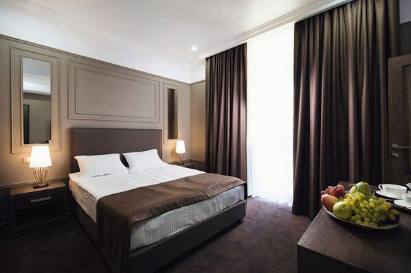 Egyptian cotton sheets, premium bedding, minibar, in-room safe