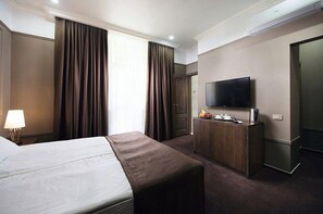 Egyptian cotton sheets, premium bedding, minibar, in-room safe