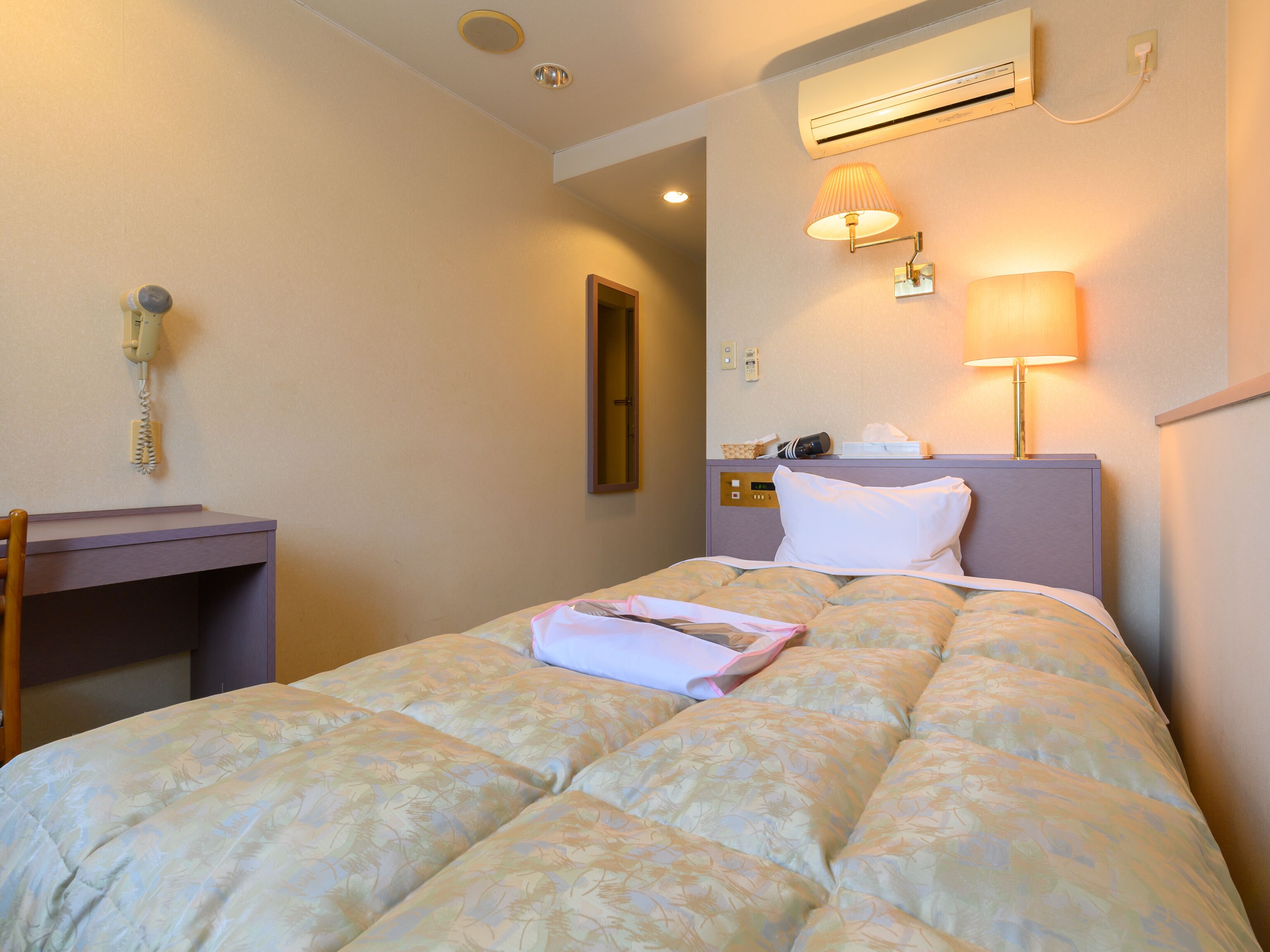 desk, free wifi, bed sheets