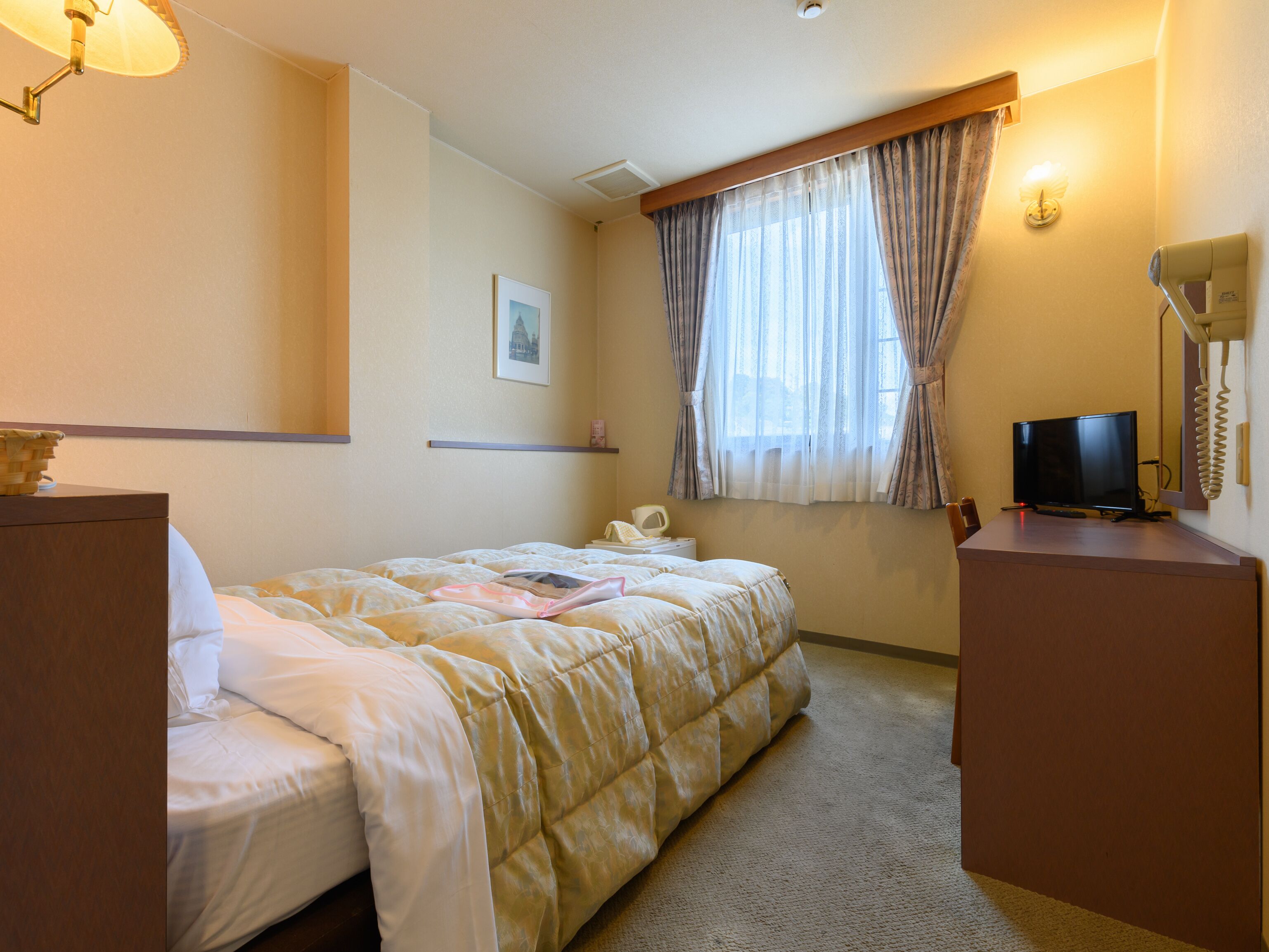 desk, free wifi, bed sheets