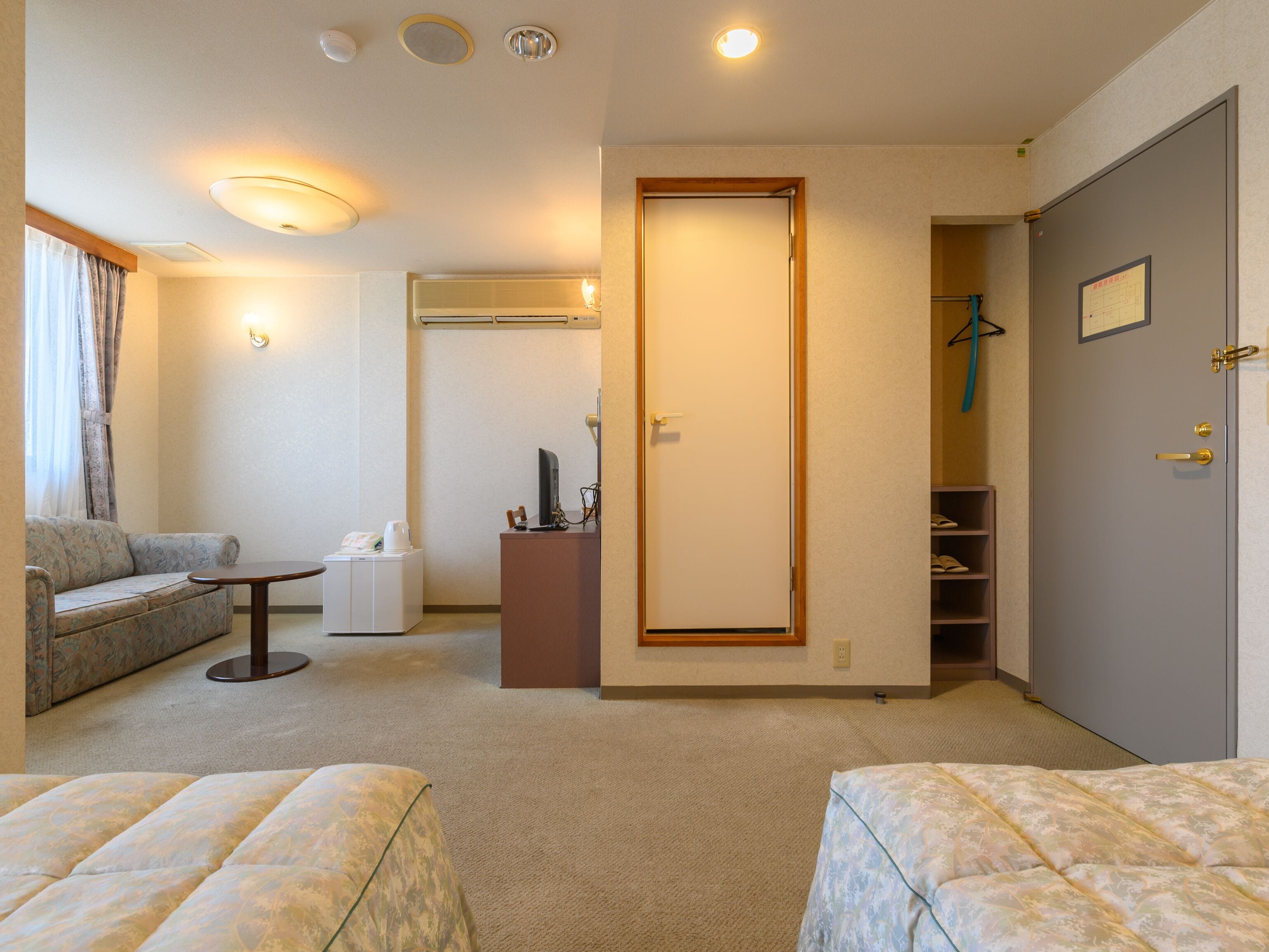 desk, free wifi, bed sheets