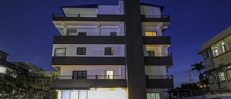 Fassade der Unterkunft – Abend/Nacht