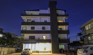 Fassade der Unterkunft – Abend/Nacht