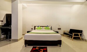 Habitación Deluxe | Escritorio, tabla de planchar con plancha, wifi gratis y ropa de cama 