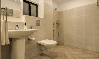 Ducha, artículos de tocador gratuitos, toallas, jabón
