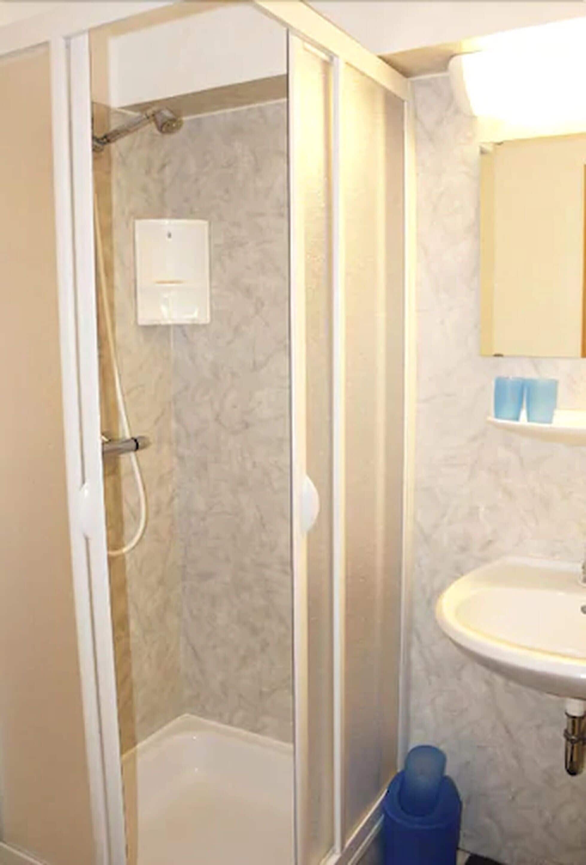 Douche, articles de toilette gratuits, sèche-cheveux