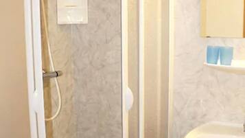 Douche, articles de toilette gratuits, sĂšche-cheveux