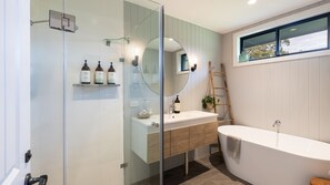Bathtub, hair dryer - Ocean Willow Gerringong (Gerringong)