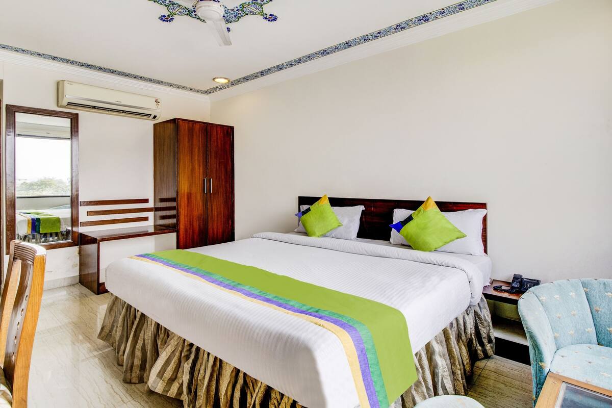 Habitación Deluxe | Tabla de planchar con plancha, wifi gratis y ropa de cama