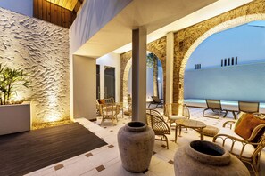 3 piscines extérieures, chaises longues