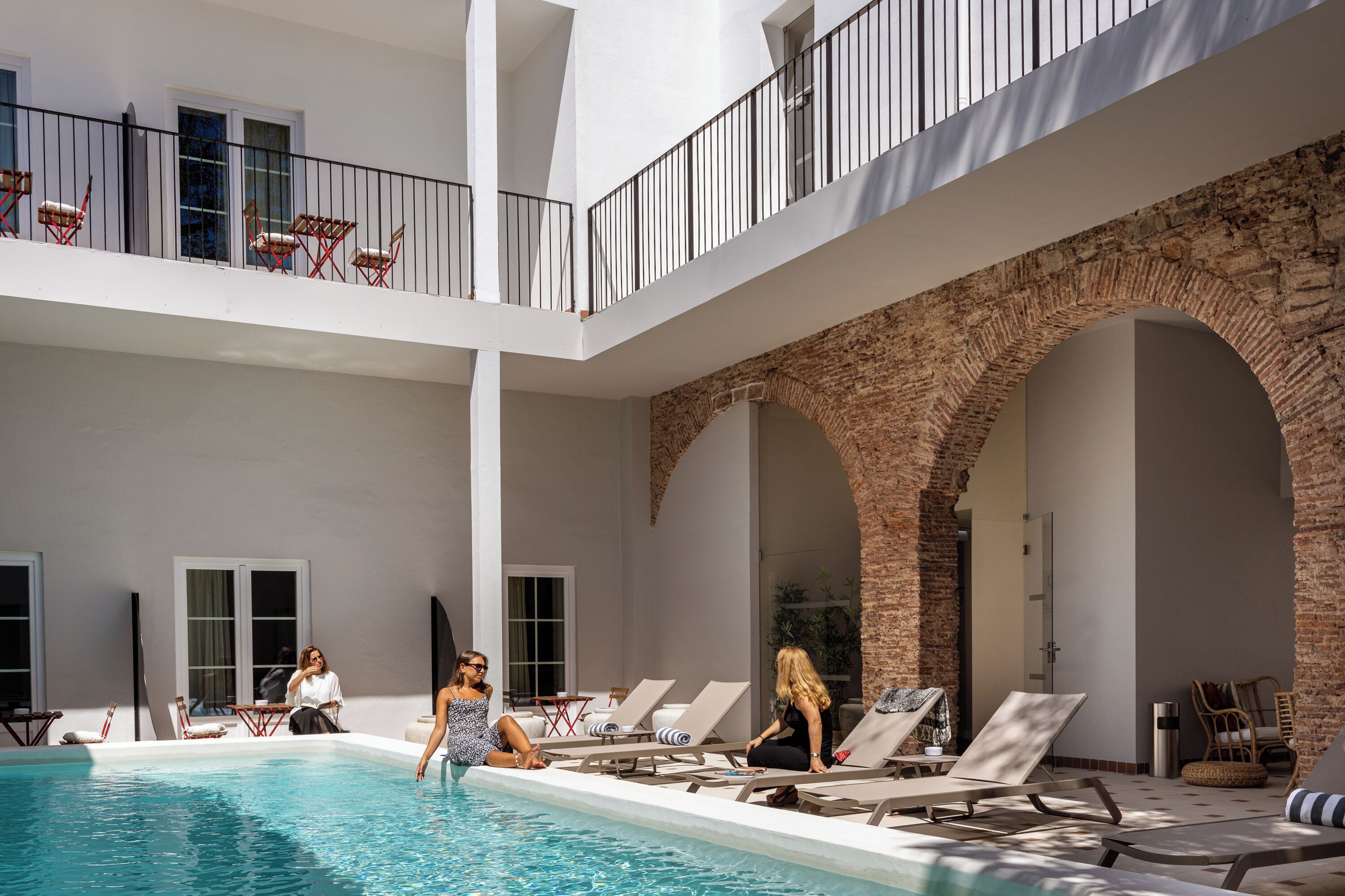 3 outdoor pools, pool loungers