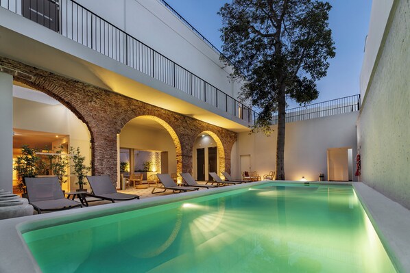 3 piscines extérieures, chaises longues