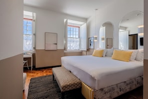Minibar, in-room safe, laptop workspace, blackout drapes - Pousada Vila Real Santo Antonio (Vila Real Santo Antonio)
