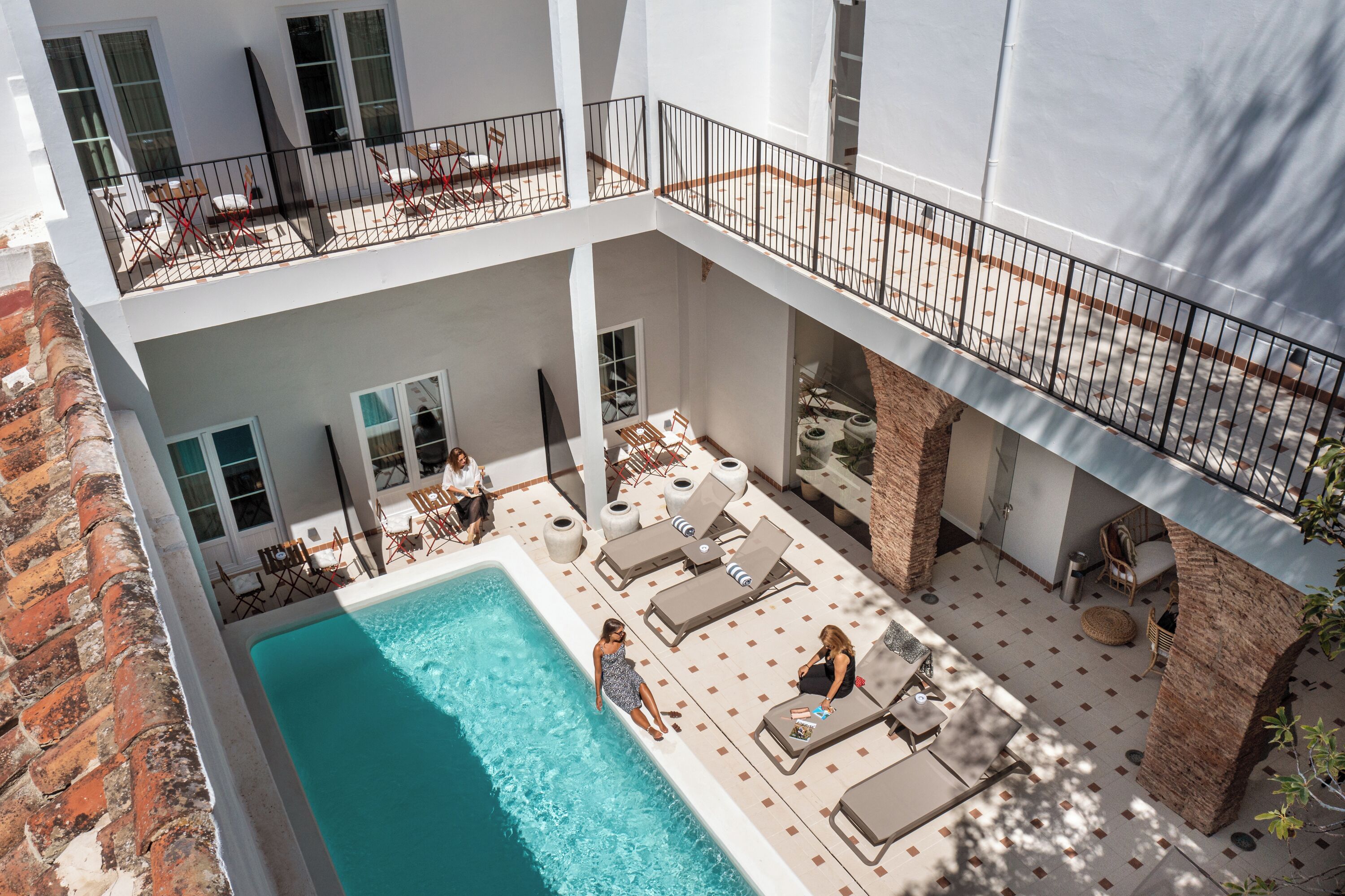 3 buitenzwembaden, ligstoelen bij het zwembad