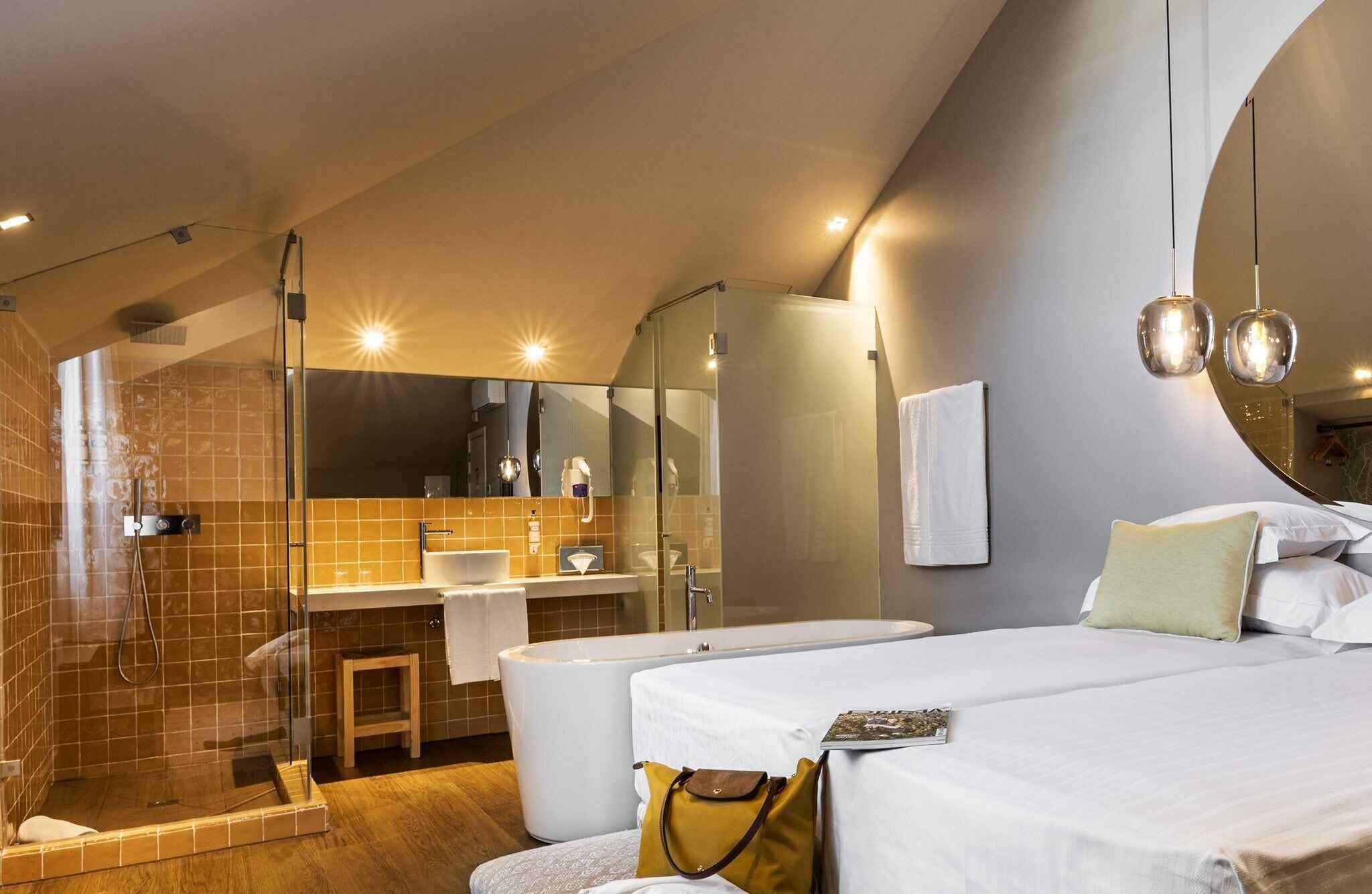 Superior-værelse (Premium) | Minibar, pengeskab på værelset, arbejdsområde til bærbare computere