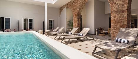 3 outdoor pools, pool loungers