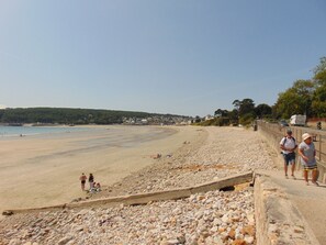 Plage, chaises longues