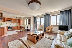 อพาร์ทเมนท์สำหรับครอบครัว | บริเวณนั่งเล่น | ทีวีจอแบน 42 นิ้ว พร้อมช่องเคเบิล, ทีวีจอแอลซีดี