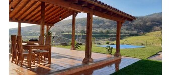 Beautiful house surrounded by meadows and oaks, with private pool and excellent views of the valley