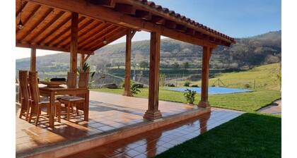 Beautiful house surrounded by meadows and oaks, with private pool and excellent views of the valley