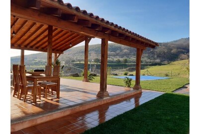Beautiful house surrounded by meadows and oaks, with private pool and excellent views of the valley