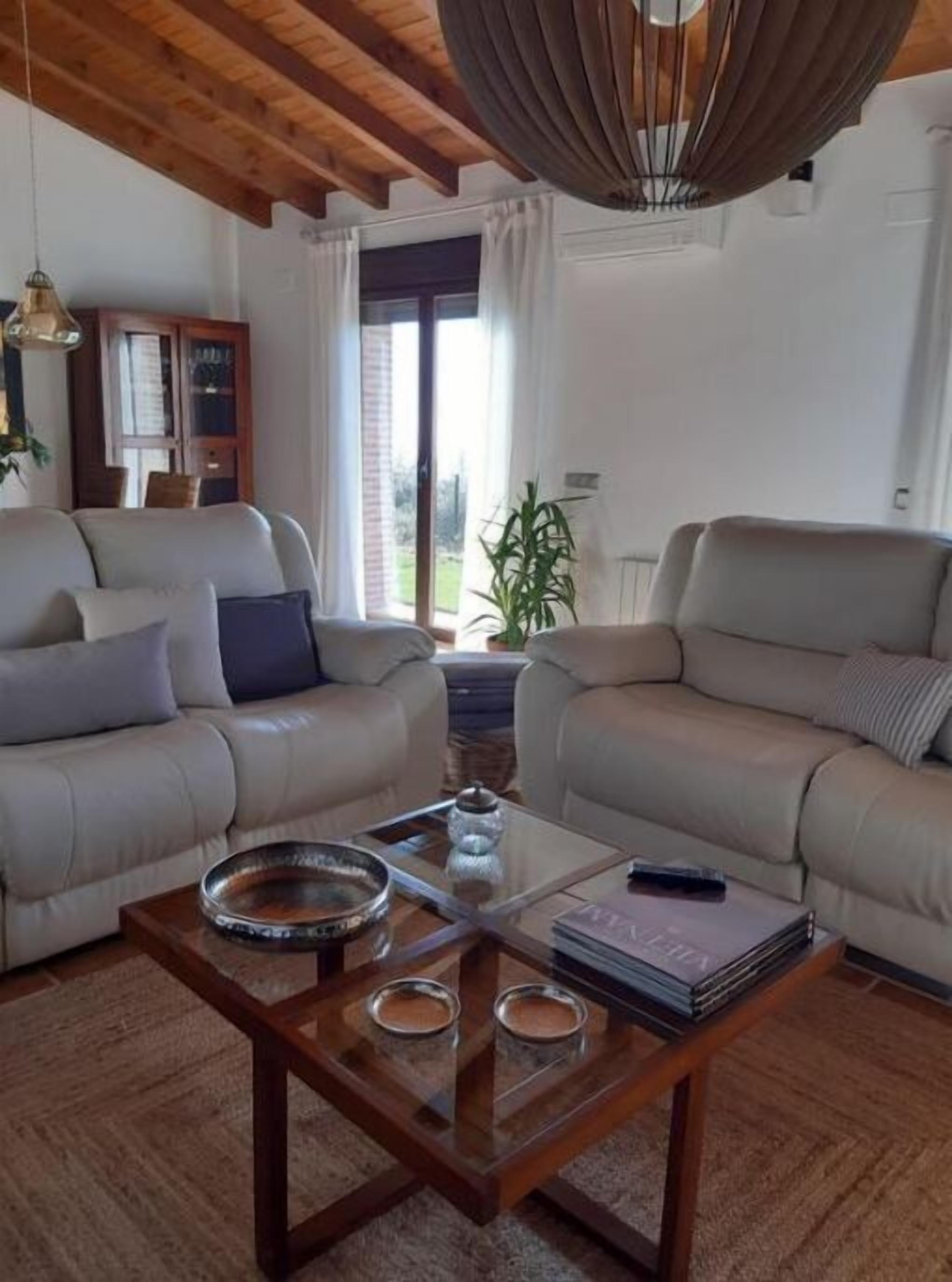 Een smart-tv en boeken