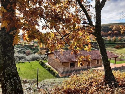 Beautiful house surrounded by meadows and oaks, with private pool and excellent views of the valley