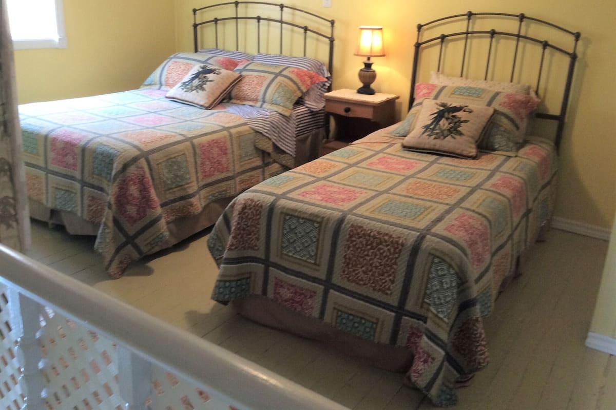 86 Main | 2 bedrooms, iron/ironing board, WiFi (free), bed sheets
